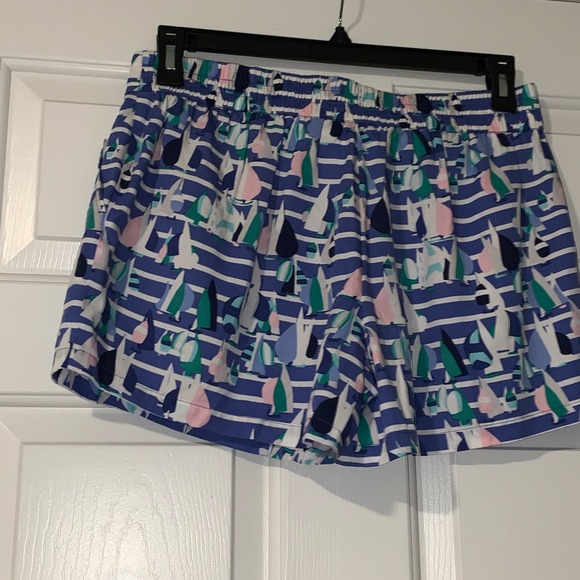 VINEYARD VINES HARBOR SCENE PRINT FOLEY SHORTS 🩳 - Picture 2 of 4